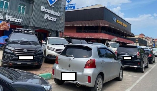 Miris! Trotoar di Greenland Batam Center Dikuasai Kendaraan, Pejalan Kaki Terpinggirkan