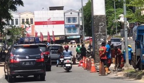 BAHAYA BARU! U-Turn Ditutup di Seipanas Batam, Pengendara Nekat Terobos Trotoar dan Bongkar Pembatas Jalan