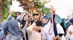 Diguyur Hujan, Amsakar Tetap Turun Bersihkan Lingkungan Bersama Warga di Batam