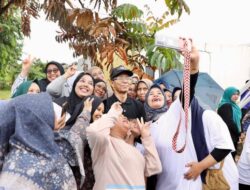 Diguyur Hujan, Amsakar Tetap Turun Bersihkan Lingkungan Bersama Warga di Batam