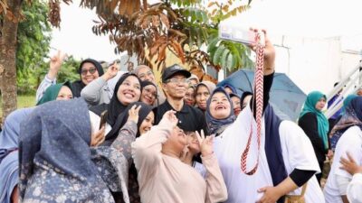 Diguyur Hujan, Amsakar Tetap Turun Bersihkan Lingkungan Bersama Warga di Batam