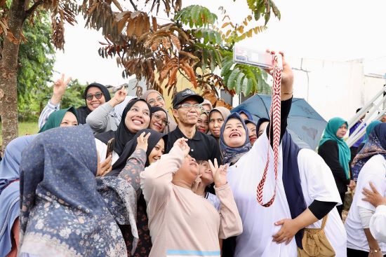 Diguyur Hujan, Amsakar Tetap Turun Bersihkan Lingkungan Bersama Warga di Batam