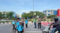 Polwan Polresta Barelang Bantu Siswa Menyeberang di SDN 001 Sungai Panas