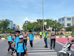 Polwan Polresta Barelang Bantu Siswa Menyeberang di SDN 001 Sungai Panas