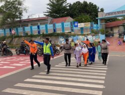 Polwan Polresta Barelang Bantu Siswa Menyeberang, Atur Lalu Lintas di SDN 001 Sungai Panas