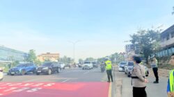 Polwan Polresta Barelang Bantu Siswa SDN 001 Sungai Panas Menyeberang Jalan