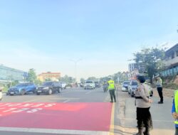 Polwan Polresta Barelang Bantu Siswa SDN 001 Sungai Panas Menyeberang Jalan