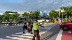 Polwan Engku Putri Polresta Barelang Bantu Pengamanan Penyeberangan Siswa di SDN 001 Sungai Panas