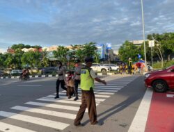 Polwan Engku Putri Polresta Barelang Bantu Pengamanan Penyeberangan Siswa di SDN 001 Sungai Panas
