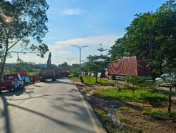 Batara Biru Polsek Sekupang Urai Kemacetan Akibat Evakuasi Excavator di Sungai Harapan