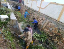 Ketua DPRD Kepri dan Warga Sekupang Gotong Royong Bersihkan Drainase di Tiban Indah
