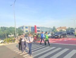 Polwan Engku Putri Bantu Pengaturan Lalu Lintas di SDN 001 Sungai Panas