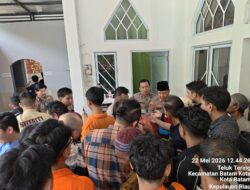 Polsek Batam Kota Bagikan Nasi Bungkus kepada Jamaah Masjid
