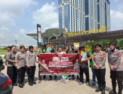 Polwan Polresta Barelang Bagikan Beras kepada Warga Batam Kota