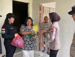 Polsek Belakang Padang dan Duta Sosial Bagikan Sembako untuk Warga Kurang Mampu