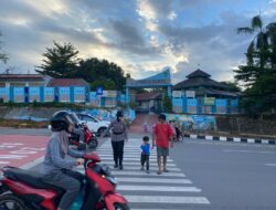 Polwan Engku Putri Amankan Penyeberangan Siswa SDN 001 Sungai Panas