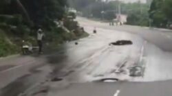 Viral di Batam! Pengendara Motor Diduga Terjatuh Akibat Jalan Berlubang Tertutup Genangan di Yos Sudarso