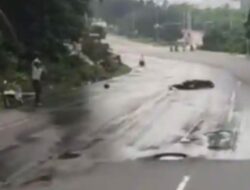 Viral di Batam! Pengendara Motor Diduga Terjatuh Akibat Jalan Berlubang Tertutup Genangan di Yos Sudarso
