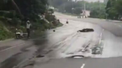 Viral di Batam! Pengendara Motor Diduga Terjatuh Akibat Jalan Berlubang Tertutup Genangan di Yos Sudarso