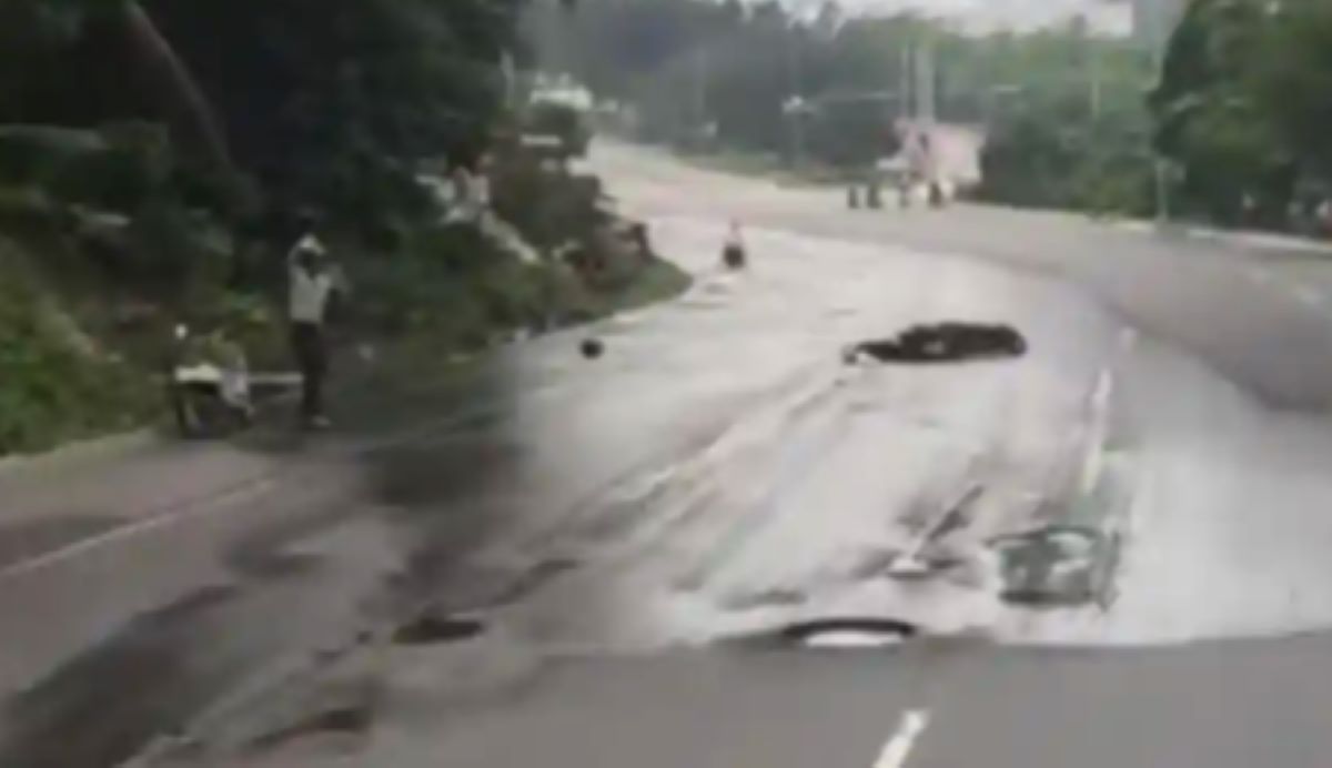 Viral di Batam! Pengendara Motor Diduga Terjatuh Akibat Jalan Berlubang Tertutup Genangan di Yos Sudarso