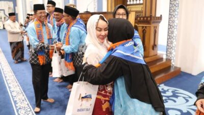 Momen Haru! Amsakar Achmad Resmi Berangkat Haji Bersama Istri, Titip Batam ke Li Claudia