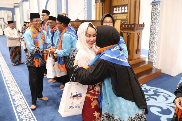 Momen Haru! Amsakar Achmad Resmi Berangkat Haji Bersama Istri, Titip Batam ke Li Claudia