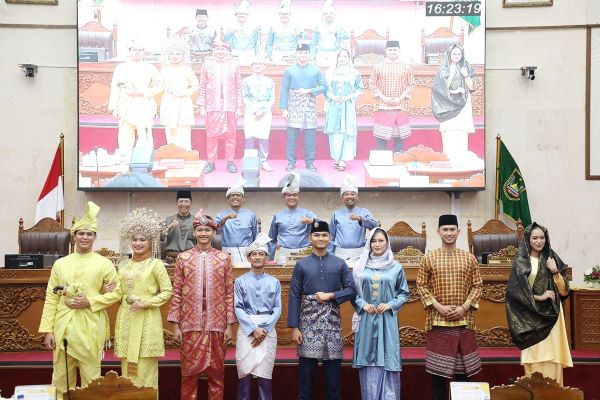 DPRD Batam Sahkan Perda LAM, Penampilan Busana Adat Melayu Encik Puan 2026 Curi Perhatian