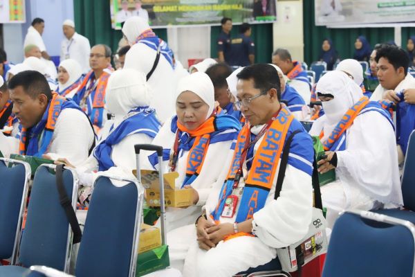 Li Claudia Lepas Kloter Terakhir Haji 2026 dari Batam, Amsakar Achmad Ikut Berangkat ke Tanah Suci