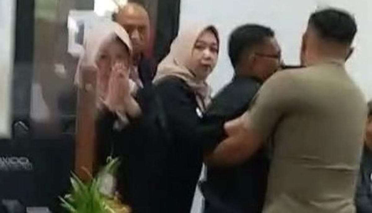 Antrean Disdukcapil Batam Ricuh, Warga Protes Orang Baru Datang Malah Dipanggil Duluan