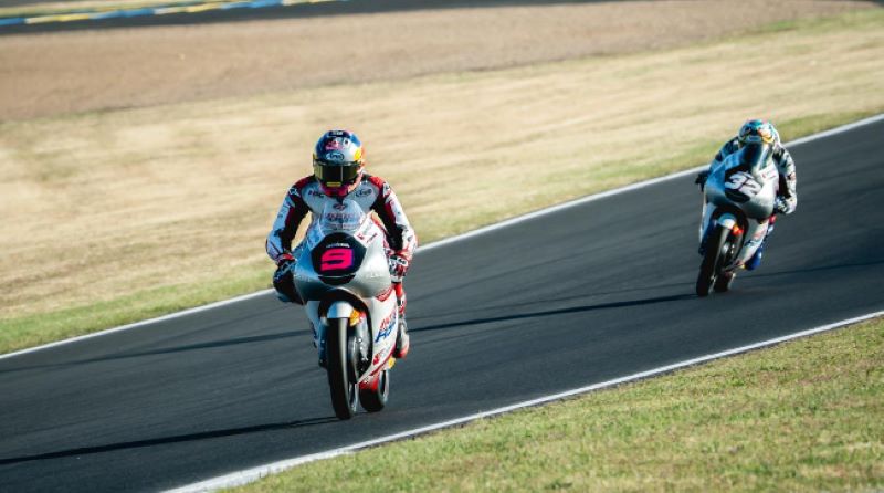 Start Kacau, Finis Gemilang! Pembalap Honda Team Asia Veda Ega Kini Masuk Top 5 Moto3 2026