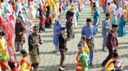 Amsakar dan Li Claudia Turun Menari Zapin Ngenang Bersama Ribuan Pelajar di Hardiknas Batam