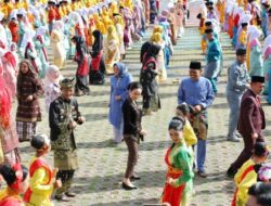 Amsakar dan Li Claudia Turun Menari Zapin Ngenang Bersama Ribuan Pelajar di Hardiknas Batam