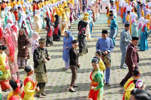 Amsakar dan Li Claudia Turun Menari Zapin Ngenang Bersama Ribuan Pelajar di Hardiknas Batam