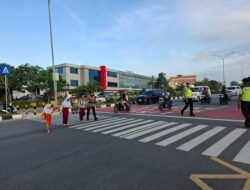 Polwan Polresta Barelang Amankan Arus Lalu Lintas di SDN 001 Sungai Panas