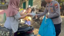 Satpolairud Polresta Barelang Bagikan Nasi Kotak kepada Warga Pesisir Tanjung Uma