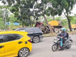 Truk Molen Tabrak Pohon di Tiban Kampung, Kemacetan Mengular hingga Sungai Ladi