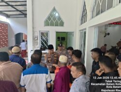 Jumat Berkah, Polsek Batam Kota Bagikan Nasi Bungkus untuk Jamaah Masjid