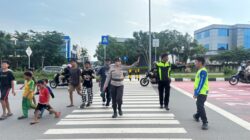 Polwan Polsek Batam Kota Atur Lalu Lintas di SDN 001 Sungai Panas, Jamin Keselamatan Pelajar