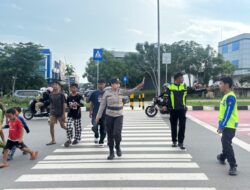 Polwan Polsek Batam Kota Atur Lalu Lintas di SDN 001 Sungai Panas, Jamin Keselamatan Pelajar