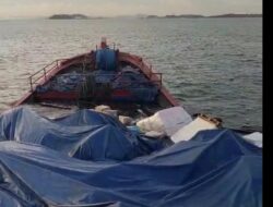 TNI AL Evakuasi Delapan ABK KM Batam Indah 9 yang Tenggelam di Perairan Batam