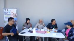 Sidokkes Polresta Barelang Beri Layanan Cek Kesehatan Gratis bagi Warga di Pantai Indah Mutiara Bengkong