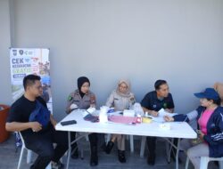 Sidokkes Polresta Barelang Beri Layanan Cek Kesehatan Gratis bagi Warga di Pantai Indah Mutiara Bengkong