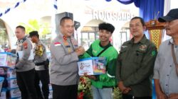 Hari Bhayangkara ke-80, Polda Kepri Nobar Piala Dunia dan Bagikan 500 Paket Sembako di Bengkong