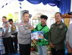 Hari Bhayangkara ke-80, Polda Kepri Nobar Piala Dunia dan Bagikan 500 Paket Sembako di Bengkong