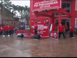 Diguyur Hujan, Kader PDI Perjuangan Batam Tetap Khidmat Ikuti Upacara Hari Lahir Pancasila