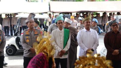 Hari Bhayangkara ke-80, Ustadz Abdul Somad Hadir di Polda Kepri! Kapolda Terima Penghargaan Pelestari Gurindam 12