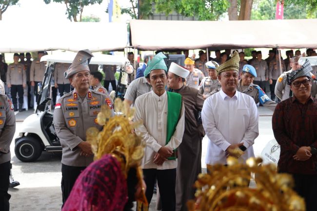 Hari Bhayangkara ke-80, Ustadz Abdul Somad Hadir di Polda Kepri! Kapolda Terima Penghargaan Pelestari Gurindam 12