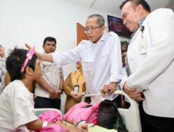 Amsakar Tak Kuasa Menahan Haru Saat Jenguk Bocah Korban Dugaan Penganiayaan Ibu Tiri di Batam