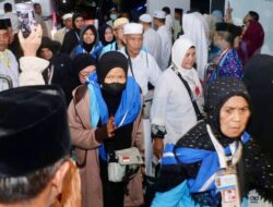 442 Jemaah Haji Kloter 1 Debarkasi Batam Tiba di Tanah Air, Disambut Haru di Asrama Haji