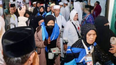 442 Jemaah Haji Kloter 1 Debarkasi Batam Tiba di Tanah Air, Disambut Haru di Asrama Haji